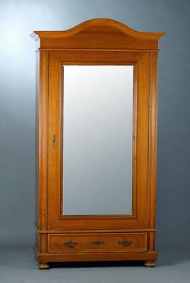Spiegelschrank, Gründerzeit, um 1880/90, WH/Nußbaumfurnier, teils gesp. verlegt, Beschl. um 1900, rechte seite m. Schwundriss, 1-türig facett. ...