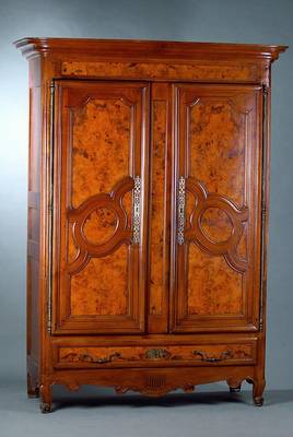 Dielenschrank, Elsass, um 1760/70, sog. Steckschrank, kompl. auf Rahmen gearb., Nußbaum massiv, Wurzelnußfurnier gesp. verlegt, orig. Beschl., ...