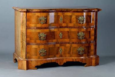 Doppeltgeschweifte Kommode, wohl Braunschweig, um 1740/50, WH/Wurzelnußfurnier gesp. verlegt, 3-schübig, allseitig geschweift, Ecken abgeflacht u. ...