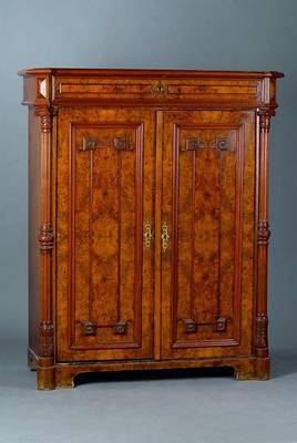 Vertiko, Gründerzeit, um 1880/90, Korpus WH/HH, Front auf Rahmen gearb., Wurzelnußfurnier gesp. verlegt, aufgelegte Rosetten, orig. Beschl., ...