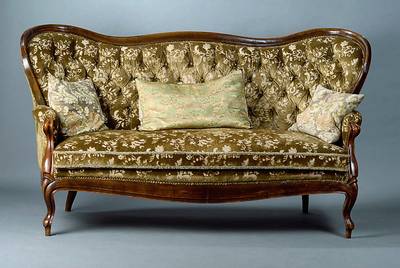 2-Sitzersofa, Louis-Philippe, um 1835, Gestell Nußbaum massiv, allseitig geschweift und gerieft, Mohairbezug sek., Rücken geheftet u. genoppt, st. ...