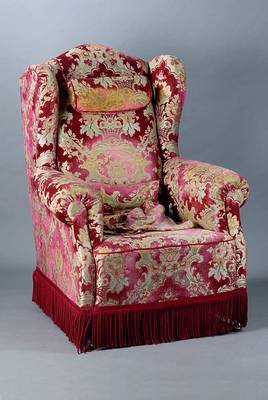 Ohrenbackensessel, deutsch, 50er Jahre, Bezug und Polsterung sek., Barockstil, rotgrundig m. Blumenmuster, aufwendig gearb. Sitzkissen, Franzenverz., ...