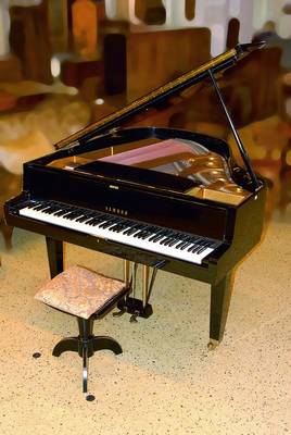 Stutzflügel, Yamaha, 60/70er Jahre, schwarz gelackt, "Yamaha Piano, established 1887, Nippon Gakki", kaum gebraucht, dazu Hocker, l. ...