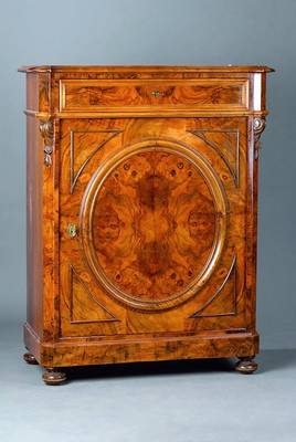 Halbschrank, deutsch, um 1850/60, Korpus WH, Wurzelnußfurnier gesp. verlegt, abgeflachte Ecken, ausgesetzte Schnitzereien in Rocaillenform, ...