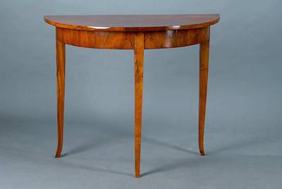 Konsoltisch, süddeutsch, um 1830, Biedermeier, Nußbaum, z.t. gesp. verlegt, vielfach verwendbar, Gebr.-Sp., ca. 75x90x44 cm