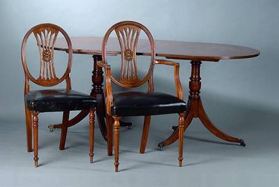 Sitzgruppe, England, um 1900/10, viktorianischer Stil, best. aus: Tisch, 2 Armlehnstühle, 4 Stühle, Tisch: Mahagoni, 2-teilig, 2 Säulenfüße m. ...