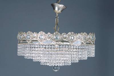 Prismenleuchter, Anfang 20.Jh., Weissbronze Montierung mit stilfloraler Ornamentik, 4 Brennstellen, vollständiger Prismenbehang, Fassungen aus der ...