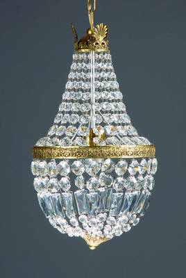 Deckenlampe und zwei Wandlampen, 2.H.20.Jh., Kristallgehänge, 1 Brennstelle, H.ca.44cm, D.ca.25cm, Fu.nicht gepr., alte Alterssp.