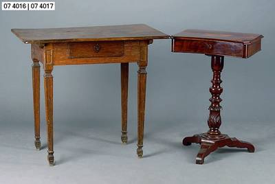 Nähtischchen, Spätbiedermeier um 1835/40, Nußbaum, Wurzelholz, gespiegelt verlegt, Schaft reich gerdechselt, 1-schübig, Platte m.Sternintarsie, ...