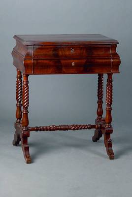 Nähtischchen, deutsch, um 1860, (Übergang Biedermeier zu Gründerzeit, Mahagoni, Beine reich gedrechselt, verstrebt, 2-schübig, st. Gebr.-Sp., ca. ...