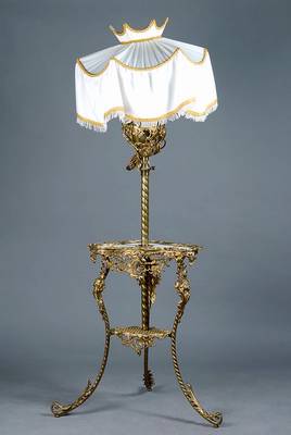 Stehlampe mit Tisch, deutsch, um 1900, Messingguß, ehem. Petroleumlampe, später elektr. Stoffschirm aufgesetzt, intakt, H. 162 x 72 cm, mit ...