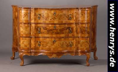 Kommode, Dresden, um 1750, Nußbaum/Wurzelnußfurnier, 3-schübig, allseitiggeschweift, bombiert, vielfach gespiegelt verlegtes Furnier, ...