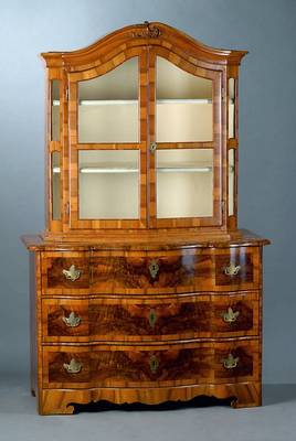 Aufsatzkommode, deutsch, um 1750, Oberteil um 1760/70 dazu gearb., 2-teilig, Nußbaum/Wurzelnußfurnier, Unterteil 3-schübig,Front 3-fach ...