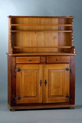Bauernanrichte, wohl Pfalz, um 1820/30, Eiche massiv, Oberteil sek., Unterteil 2-türig, 2-schübig, Front kassettiert, Seiten l- geschweift, st. ...