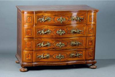 Kommode, Dresden, um 1760, 4-schübig, Nußbaum/Wurzelnußfurnier, Front 3-fach geschweift, Bandintarsien/Fadenintarsien, reich verzierte ...