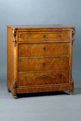 Kommode, norddeutsch, um 1850/60, Wurzelnußfurnier, 4-schübig, abgeflachte Ecken, sparsame Schnitzereien in Form v. Akanthusblättern, Reste alten ...