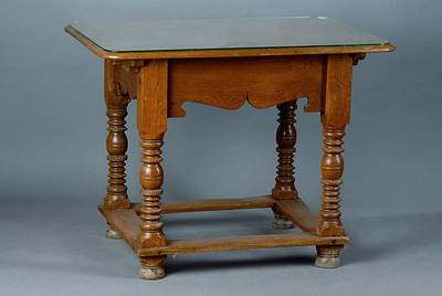 Tisch, wohl Siegerland, um 1770/80, Eiche massiv, rest., Beine reich gedrechselt, Zarge vielfach geschweift, Glasplatte sek., schwundrissig, st. ...