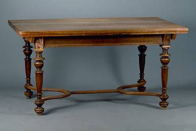 Tisch, deutsch, um 1880/90, Eiche, Platte sek., gedrechselte Beine, verstrebt, Zarge getreppt u. gerieft, Platte sek., l. besch., st. Gebr.-Sp., ca. ...