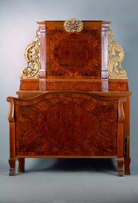 Bett, Frankreich, um 1900, Nußbaum/Wurzelnußfurnier, reich intarsiert, Bandintarsien, Rückenteil aufwendig m. Wappen, st. Gebr.-Sp., ...