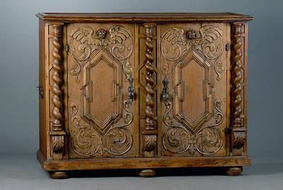 Halbschrank, Front um 1650, Rahmen später, Eiche massiv, 2-türig, Front reich geschnitzt,Akanthusblätter, plastische Engelsköpfe m. Flügeln, ...