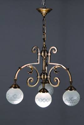 Deckenlampe, deutsch, um 1910-20, Historismus, Bronzefassung, mit geschliffenen Glaskugelschirmen, Fu.nicht gepr., H. ca. 90 cm, D. ca. 60 cm
