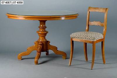 Ovaler Tisch, deutsch, um 1870/80, Nußbaum, reich gedrechselter Schaft, 4 Ausleger i Voluten auslaufend, Platte getreppt, Glasplatte, Gebr.-Sp., ca. ...