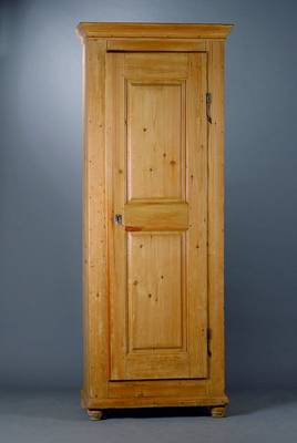 Schrank, Pfalz, um 1830/40, Kiefer, 1-türig,Front kassettiert, Kopf vielfach getreppt, Reste alten Wurmbefalls, 4 Einlegebretter, schwundrissig, st. ...