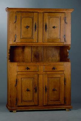 Schrank, Pfalz, um 1820, Kiefer, Oberteil 2 -türig, getreppte Inlets, mittig 1 gr. Ablegefach, Unterteil 2-türig, 2-schübig, Inlets getreppt, ...