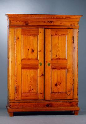 Schrank, deutsch, um 1860, Kiefer, 2-türig, Inlets getreppt, Kopf u. Fuß vielfach getreppt, Seiten kassettiert, st. Gebr.-Sp., alt belassen, ca. ...