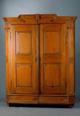 Sog. Spaltschrank, Schwarzwald, um 1830, Kiefer massiv, Zirbelkiefer, 2-türig, abgeflachte Ecken, Inlets getreppt, sparsame Blumen u. ...