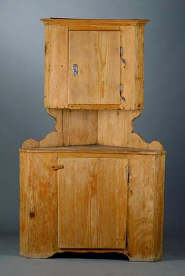 Eckschrank, Pfalz, um 1830, Kiefer, Oberteil1-türig, mittig 1 Ablegefach, Unterteil 1 -türig, Zarge geschweift, Reste alten Wurmbefalls, ...