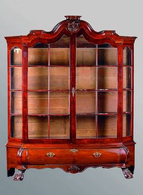 Vitrine, Niederlande, um 1900, Mahagonifurnier, Gläser teils erneuert, 2 -teilig, Oberteil 2-türig verglast und versprosst, 1 Glas besch., ...