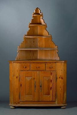 Eckschrank, Pflaz, um 1800/10, Kiefer, Aufsatz sek., 2-türig, 3-schübig, Oberteil m. 4 Ablegefächern, l. geschweift, st. Gebr.-Sp.,alt belassen, ...