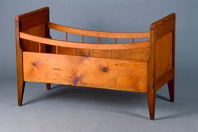 Kinderbett, alpenländisch, um 1830, Zirbelkiefer, Seiten verstrebt, teils kassettiert, st. Gebr.-Sp., ca. 70x108x53 cm
