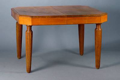 Tisch, Frankreich, um 1890, Eiche, urspr. Ausziehtisch, Beine gerieft, Platte getreppt, abgeflachte Ecken, st. Gebr.-Sp., ca. 77x120x107 cm