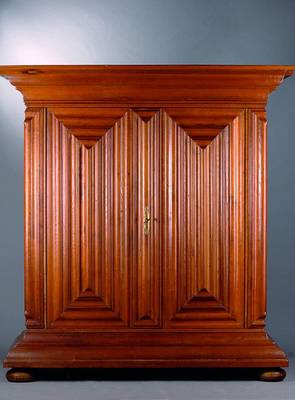 Frankfurter Wellenschrank bzw. Nasenschrank, um 1720, Eiche massiv, 2-türig, auf Rahmen gearb., Mittelteil kissenartig ausgearbeitet, Kopf vielfach ...