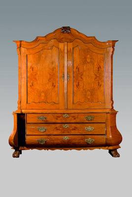 Kabinettschrank, wohl Norddeutschland, um 1800, Esche, Oberteil 2-türig, Unterteil 3 schübig, 8 kleine Geheimschubladen hinter den unteren ...