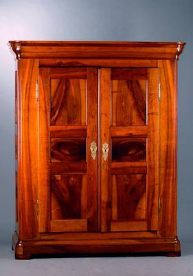 Schrank, deutsch, um 1800-1820, Nußbaum/Wurzelnußfurnier, Front u. Seiten kassettiert, abgerundete Ecken, Kopf vielfach getreppt, Fuß passig, ...
