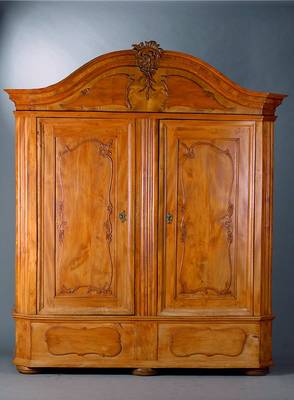 Schrank, mitteldeutsch, um 1760/70, Rüster/Obstholz, 2-türig, reiche florale Schnitzerei, abgeflachte Ecken, Kugelfüße, Inlets getreppt, Kopf ...