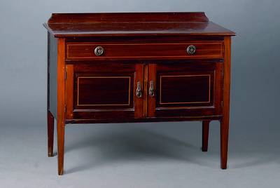 Sideboard, England, um 1920, Pyramidenmahagoni, 2-türig, 1 Schublade, Inlets getreppt, Fadenintarsien, st. Gebr.-Sp., ca. 82x100x50 cm