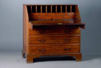 Sekretär, England, um 1830/40, Nußbaum, 4-schübig, 1 Klappe, Inneneinrichtung: 9 Schubladen, 10 Ablegefächer, st. Gebr.-Sp., alt belassen, ...