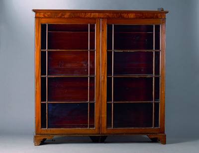 Bücherschrank, England, um 1880/90, Nußbaum,2-türig, Türen verglast und versprosst, 4 Einlegebretter, Kopf getreppt, Bandintarsien, st. ...