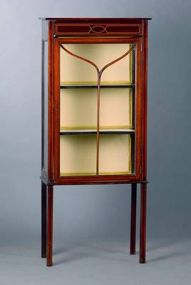 Vitrine, England, um 1920, Urwaldholz auf Mahagoni gebeizt, 1-türig, 3-seitig verglast, Tür verstrebt, Fadenintarsien, 2 Einlegebretter, st. ...
