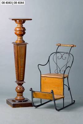 Eisschlitten für Kinder, deutsch, um 1890, Holzteile sek., allseitig geschweift, st. Gebr.-Sp., ca. 84x46x95 cm, Sh. 45 cm