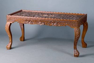 Tisch, China, 50/60er Jahre, Nußbaumart, engl. Kolonialstil, Glückssymbolik, allseitig geschweift, reiche Schnitzereien in Form v. Blüten, ...