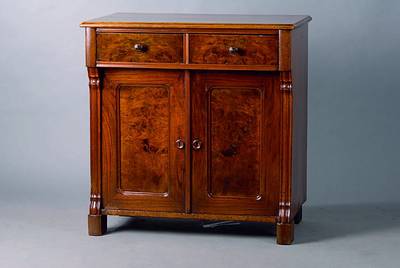 Halbschrank, Gründerzeit um 1880/90, Nußbaum/Wurzelnußfurnier, 2-türig, 2-schübig, Inlets getreppt, Gebr.-Sp., ca. 80x77x46 cm