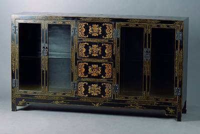 Anrichte, China, 20. Jh., Holzkorpus, Schwarzlack mit Goldbrokatmalerei, zwei verglaste Türen und vier Schubladen, leichte Gebr.-spuren, ca. ...