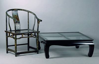 Vier Armlehnstühle und ein Tisch, China, 20. Jh., Schwarzlack mit Goldbrokatmalerei von Landschaften und Ornamenten, H.100cm, B.64cm, T.55cm, Sitzh. ...