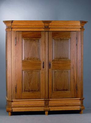 Dielenschrank, Pfalz, um 1800, Eiche massiv. Louis-Seize, Orig. Zustand, 2-türig, Front und Seiten kassettiert, Kopf vielfach getreppt, Fuß passig, ...