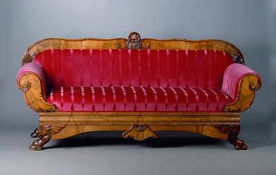 Sofa, deutsch, um 1830, Nußbaum- und Nußbaumwurzelfurnier, mit kleinen Flachschnitzereien, im Jahr 2007 Polsterung und Bezug erneuert, Gebr.-Sp., ...